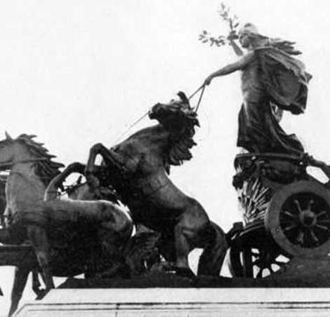 Cuadriga ubicada en la cima y en el centro del Congreso Nacional