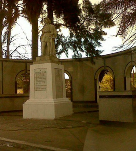 Monumento a Cristóbal Colón en Bernal