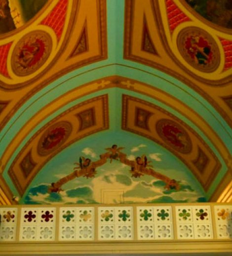 Decoraciones y pinturas en la Iglesia de Tornquist